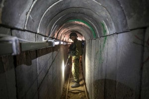 Un soldato israeliano in un tunnel della Striscia di Gaza