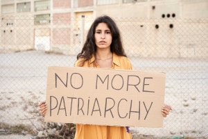 Donna che manifesta contro il patriarcato