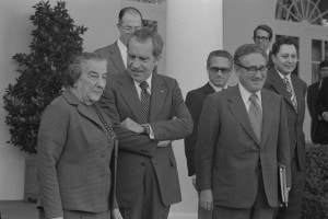 Il primo ministro israeliano Golda Meir con il presidente Nixon e Kissinger