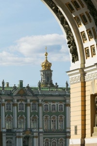 Palazzo d'Inverno del Museo Ermitage dall'Arco della Vittoria, San Pietroburgo, Russia.