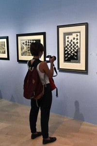 I visitatori guardano la mostra d'arte "Viaggio verso l'infinito, il mondo delle meraviglie di Escher", Singapore.