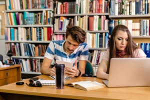 Studiare a Siena: giovani in biblioteca